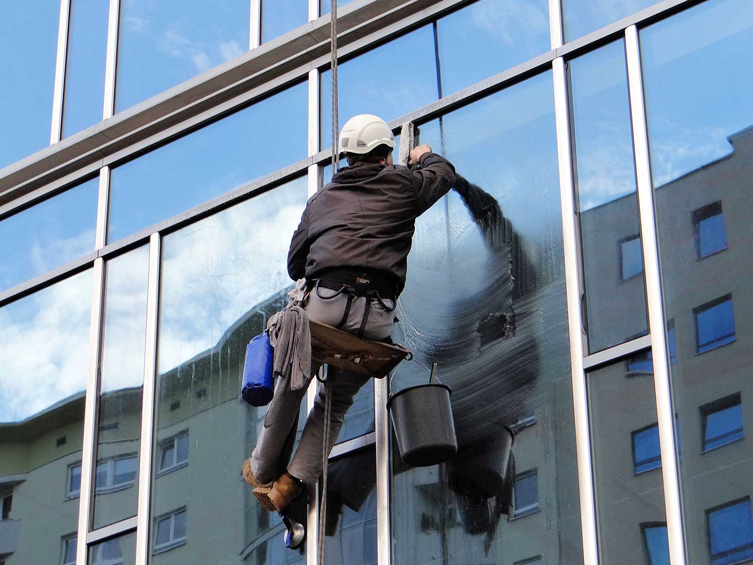 Nettoyage de vitres à la corde : une technique risquée !